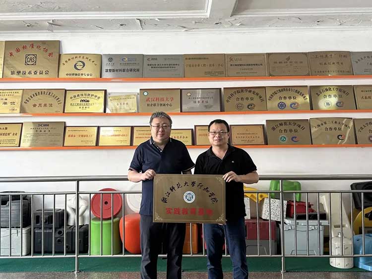 انضمت تقنية Ruitang إلى كلية Zhejiang Normal جامعة Xingzhi لبناء قاعدة تعليمية عملية ، وفتح فصلًا جديدًا في دمج الصناعة والتعليم